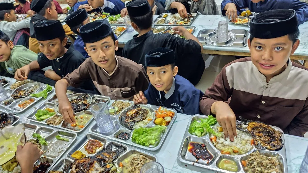 Santri Menyantap Hidangan Bersama