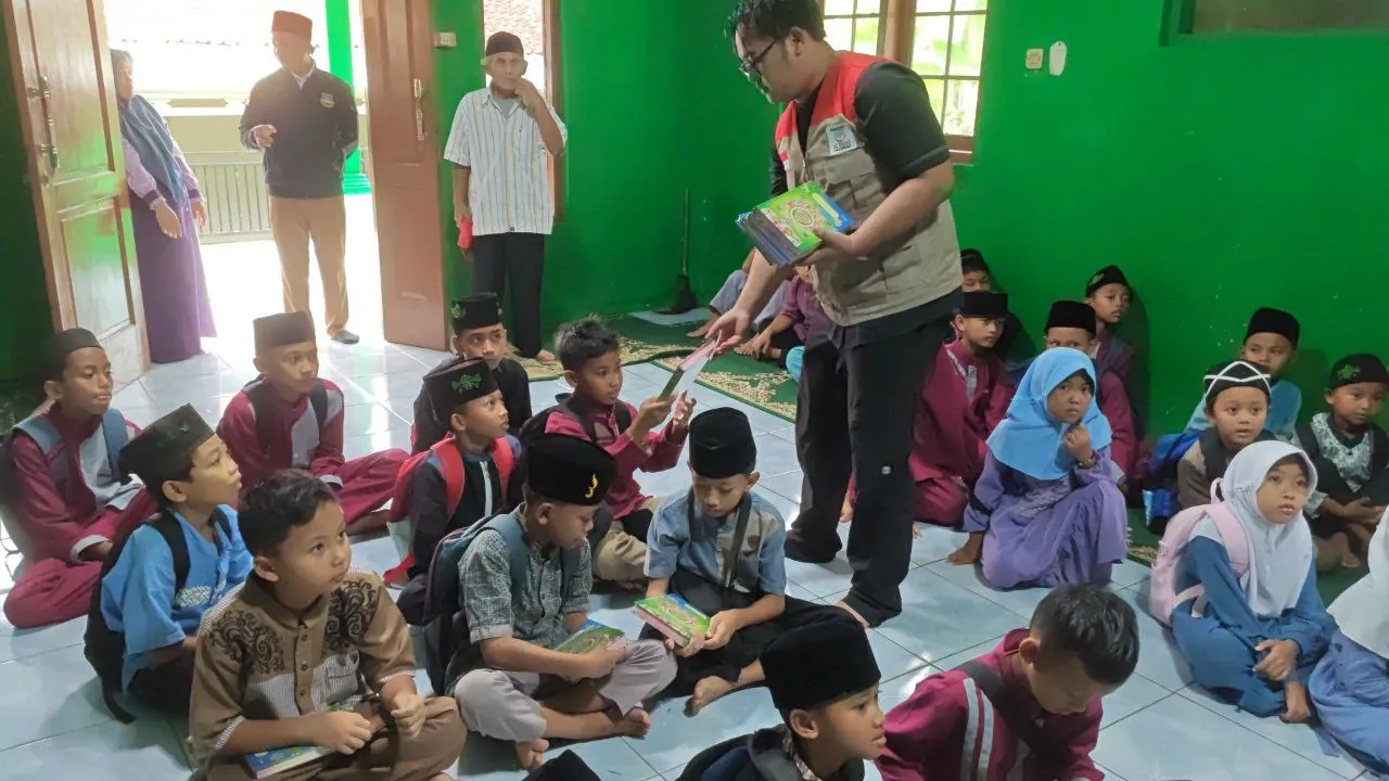 Pembagian Al-Qur'an oleh Relawan